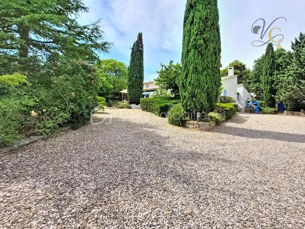 Et si votre prochain coup de cœur se cachait au cœur du Luberon ?

Imaginez-vous profiter d'un jardin arboré de plus de 2 000 m², vous détendre au bord de la piscine lors des belles journées provençales et partager des moments conviviaux autour d'un feu de cheminée en hiver.

À Mérindol, cette maison familiale d'environ 142 m² réunit tous les ingrédients d'une qualité de vie recherchée : une belle pièce de vie lumineuse, 4 chambres, des espaces fonctionnels, une terrasse à l'étage et un extérieur propice à la détente.

Mais ce n'est pas tout...

Certains espaces offrent encore de belles possibilités d'aménagement et de nombreuses surprises vous attendent lors de la visite. Un détail en particulier pourrait bien faire toute la différence pour votre futur projet de vie...

✨ Une maison où il fait bon vivre, dans un environnement calme et privilégié, à quelques minutes seulement des commodités.

📞 Vous souhaitez découvrir ce bien en avant-première et connaître tous ses atouts ?

Contactez-moi dès maintenant pour organiser une visite.

⚠️ Visite sur dossier validé uniquement – étude bancaire exigée
📍 Inter cabinet bienvenu