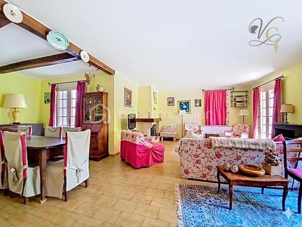 Et si votre prochain coup de cœur se cachait au cœur du Luberon ?

Imaginez-vous profiter d'un jardin arboré de plus de 2 000 m², vous détendre au bord de la piscine lors des belles journées provençales et partager des moments conviviaux autour d'un feu de cheminée en hiver.

À Mérindol, cette maison familiale d'environ 142 m² réunit tous les ingrédients d'une qualité de vie recherchée : une belle pièce de vie lumineuse, 4 chambres, des espaces fonctionnels, une terrasse à l'étage et un extérieur propice à la détente.

Mais ce n'est pas tout...

Certains espaces offrent encore de belles possibilités d'aménagement et de nombreuses surprises vous attendent lors de la visite. Un détail en particulier pourrait bien faire toute la différence pour votre futur projet de vie...

✨ Une maison où il fait bon vivre, dans un environnement calme et privilégié, à quelques minutes seulement des commodités.

📞 Vous souhaitez découvrir ce bien en avant-première et connaître tous ses atouts ?

Contactez-moi dès maintenant pour organiser une visite.

⚠️ Visite sur dossier validé uniquement – étude bancaire exigée
📍 Inter cabinet bienvenu