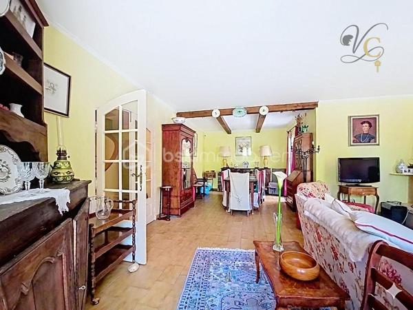 Et si votre prochain coup de cœur se cachait au cœur du Luberon ?

Imaginez-vous profiter d'un jardin arboré de plus de 2 000 m², vous détendre au bord de la piscine lors des belles journées provençales et partager des moments conviviaux autour d'un feu de cheminée en hiver.

À Mérindol, cette maison familiale d'environ 142 m² réunit tous les ingrédients d'une qualité de vie recherchée : une belle pièce de vie lumineuse, 4 chambres, des espaces fonctionnels, une terrasse à l'étage et un extérieur propice à la détente.

Mais ce n'est pas tout...

Certains espaces offrent encore de belles possibilités d'aménagement et de nombreuses surprises vous attendent lors de la visite. Un détail en particulier pourrait bien faire toute la différence pour votre futur projet de vie...

✨ Une maison où il fait bon vivre, dans un environnement calme et privilégié, à quelques minutes seulement des commodités.

📞 Vous souhaitez découvrir ce bien en avant-première et connaître tous ses atouts ?

Contactez-moi dès maintenant pour organiser une visite.

⚠️ Visite sur dossier validé uniquement – étude bancaire exigée
📍 Inter cabinet bienvenu