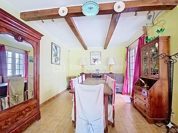 Et si votre prochain coup de cœur se cachait au cœur du Luberon ?

Imaginez-vous profiter d'un jardin arboré de plus de 2 000 m², vous détendre au bord de la piscine lors des belles journées provençales et partager des moments conviviaux autour d'un feu de cheminée en hiver.

À Mérindol, cette maison familiale d'environ 142 m² réunit tous les ingrédients d'une qualité de vie recherchée : une belle pièce de vie lumineuse, 4 chambres, des espaces fonctionnels, une terrasse à l'étage et un extérieur propice à la détente.

Mais ce n'est pas tout...

Certains espaces offrent encore de belles possibilités d'aménagement et de nombreuses surprises vous attendent lors de la visite. Un détail en particulier pourrait bien faire toute la différence pour votre futur projet de vie...

✨ Une maison où il fait bon vivre, dans un environnement calme et privilégié, à quelques minutes seulement des commodités.

📞 Vous souhaitez découvrir ce bien en avant-première et connaître tous ses atouts ?

Contactez-moi dès maintenant pour organiser une visite.

⚠️ Visite sur dossier validé uniquement – étude bancaire exigée
📍 Inter cabinet bienvenu