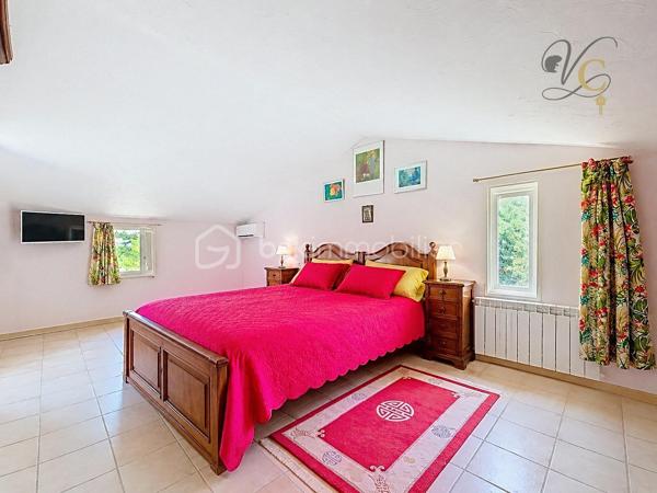 Et si votre prochain coup de cœur se cachait au cœur du Luberon ?

Imaginez-vous profiter d'un jardin arboré de plus de 2 000 m², vous détendre au bord de la piscine lors des belles journées provençales et partager des moments conviviaux autour d'un feu de cheminée en hiver.

À Mérindol, cette maison familiale d'environ 142 m² réunit tous les ingrédients d'une qualité de vie recherchée : une belle pièce de vie lumineuse, 4 chambres, des espaces fonctionnels, une terrasse à l'étage et un extérieur propice à la détente.

Mais ce n'est pas tout...

Certains espaces offrent encore de belles possibilités d'aménagement et de nombreuses surprises vous attendent lors de la visite. Un détail en particulier pourrait bien faire toute la différence pour votre futur projet de vie...

✨ Une maison où il fait bon vivre, dans un environnement calme et privilégié, à quelques minutes seulement des commodités.

📞 Vous souhaitez découvrir ce bien en avant-première et connaître tous ses atouts ?

Contactez-moi dès maintenant pour organiser une visite.

⚠️ Visite sur dossier validé uniquement – étude bancaire exigée
📍 Inter cabinet bienvenu