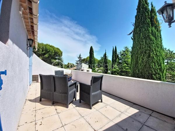 Et si votre prochain coup de cœur se cachait au cœur du Luberon ?

Imaginez-vous profiter d'un jardin arboré de plus de 2 000 m², vous détendre au bord de la piscine lors des belles journées provençales et partager des moments conviviaux autour d'un feu de cheminée en hiver.

À Mérindol, cette maison familiale d'environ 142 m² réunit tous les ingrédients d'une qualité de vie recherchée : une belle pièce de vie lumineuse, 4 chambres, des espaces fonctionnels, une terrasse à l'étage et un extérieur propice à la détente.

Mais ce n'est pas tout...

Certains espaces offrent encore de belles possibilités d'aménagement et de nombreuses surprises vous attendent lors de la visite. Un détail en particulier pourrait bien faire toute la différence pour votre futur projet de vie...

✨ Une maison où il fait bon vivre, dans un environnement calme et privilégié, à quelques minutes seulement des commodités.

📞 Vous souhaitez découvrir ce bien en avant-première et connaître tous ses atouts ?

Contactez-moi dès maintenant pour organiser une visite.

⚠️ Visite sur dossier validé uniquement – étude bancaire exigée
📍 Inter cabinet bienvenu