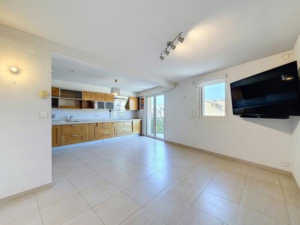 Appartement
         2 pièces
        - 55 m² 285 000 € *