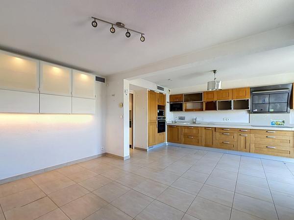 Appartement
         2 pièces
        - 55 m² 285 000 € *