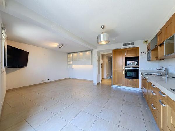 Appartement
         2 pièces
        - 55 m² 285 000 € *