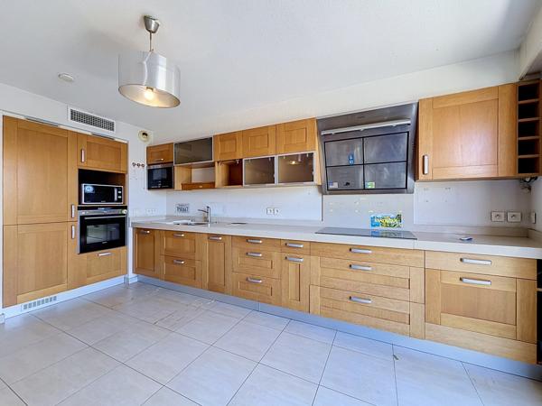 Appartement
         2 pièces
        - 55 m² 285 000 € *