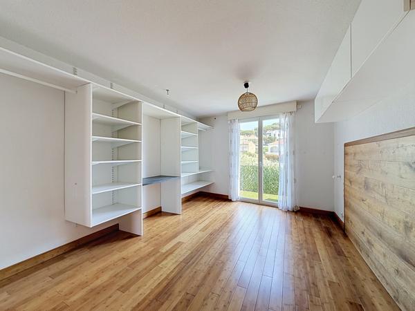Appartement
         2 pièces
        - 55 m² 285 000 € *