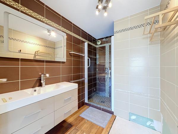 Appartement
         2 pièces
        - 55 m² 285 000 € *