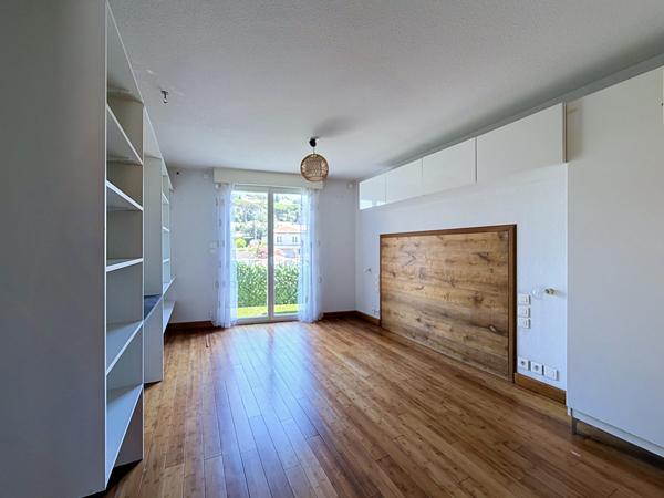 Appartement
         2 pièces
        - 55 m² 285 000 € *