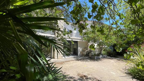 5 chambres + studio et jardin dans secteur prisé