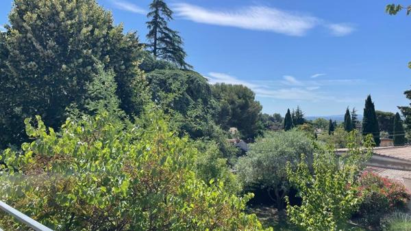 5 chambres + studio et jardin dans secteur prisé