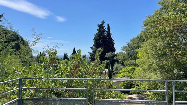 5 chambres + studio et jardin dans secteur prisé
