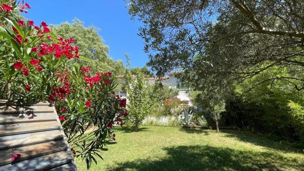 5 chambres + studio et jardin dans secteur prisé