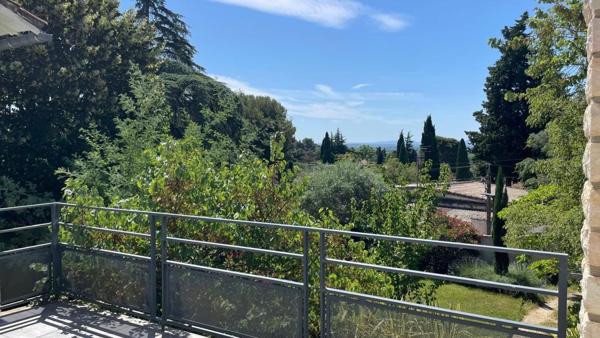 5 chambres + studio et jardin dans secteur prisé