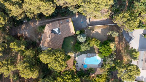 Maison d'architecte spacieuse et calme à Gignac-la-Nerthe , avec piscine et grand terrain