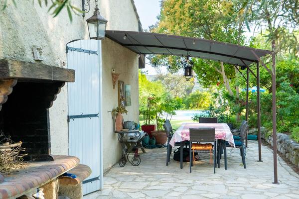 Maison d'architecte spacieuse et calme à Gignac-la-Nerthe , avec piscine et grand terrain