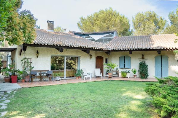 Maison d'architecte spacieuse et calme à Gignac-la-Nerthe , avec piscine et grand terrain