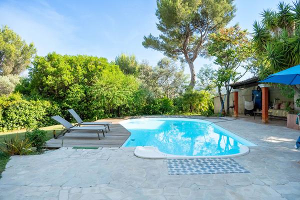 Maison d'architecte spacieuse et calme à Gignac-la-Nerthe , avec piscine et grand terrain