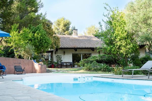 Maison d'architecte spacieuse et calme à Gignac-la-Nerthe , avec piscine et grand terrain