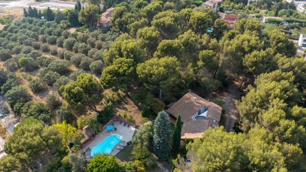 Maison d'architecte spacieuse et calme à Gignac-la-Nerthe , avec piscine et grand terrain