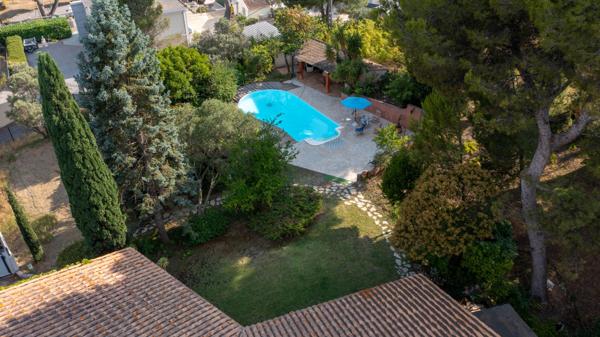 Maison d'architecte spacieuse et calme à Gignac-la-Nerthe , avec piscine et grand terrain