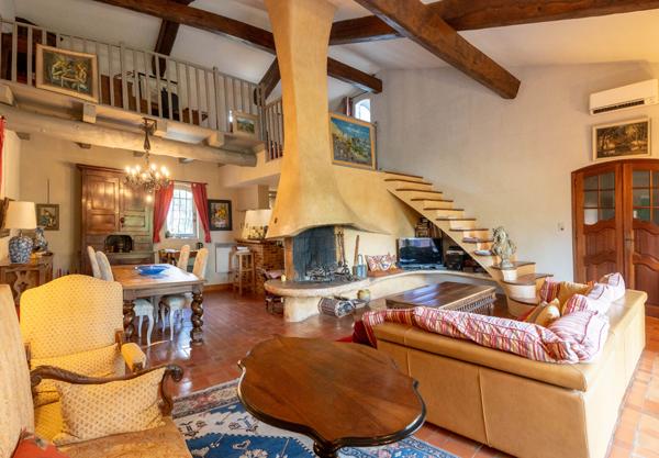 Maison d'architecte spacieuse et calme à Gignac-la-Nerthe , avec piscine et grand terrain
