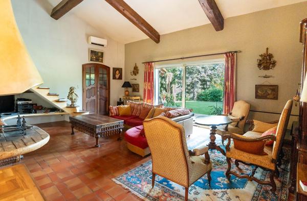 Maison d'architecte spacieuse et calme à Gignac-la-Nerthe , avec piscine et grand terrain