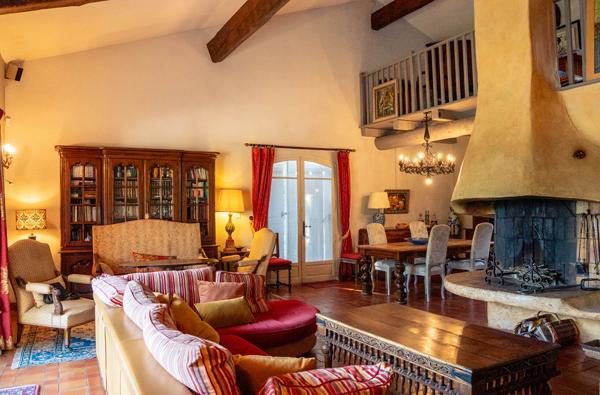 Maison d'architecte spacieuse et calme à Gignac-la-Nerthe , avec piscine et grand terrain