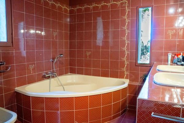 Maison d'architecte spacieuse et calme à Gignac-la-Nerthe , avec piscine et grand terrain