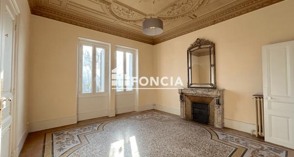 Location Local commercial 7 pièces 274 m² - Orange 84100