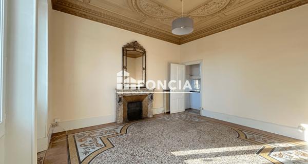 Location Local commercial 7 pièces 274 m² - Orange 84100