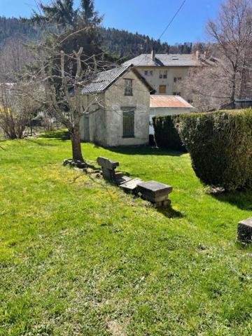 Charmante maison de village de 4 chambres sur 600 m2 de terrain avec garage