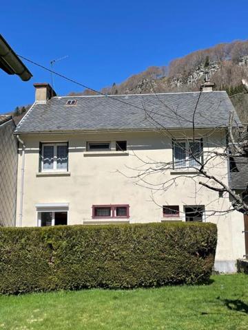 Charmante maison de village de 4 chambres sur 600 m2 de terrain avec garage