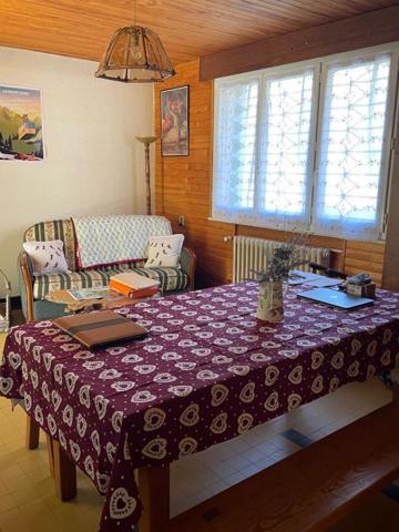 Charmante maison de village de 4 chambres sur 600 m2 de terrain avec garage