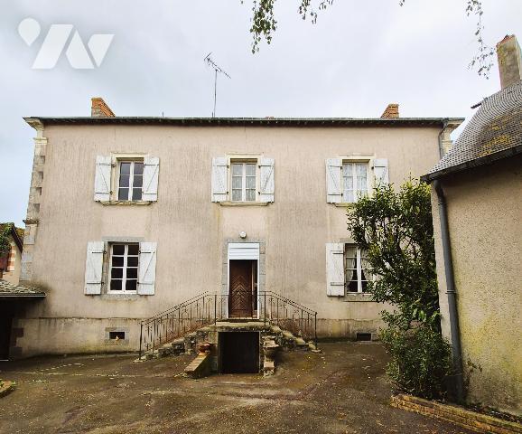 Grande maison de bourg à LAUBRIERES, grand terrain clos.
