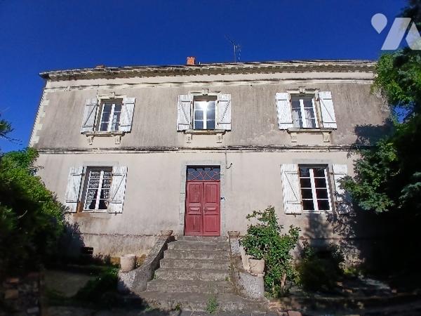 Grande maison de bourg à LAUBRIERES, grand terrain clos.