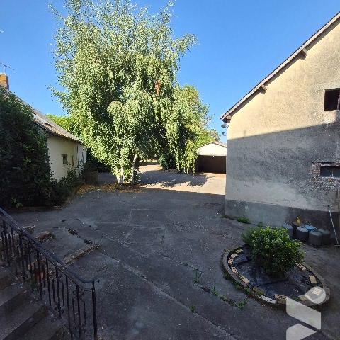 Grande maison de bourg à LAUBRIERES, grand terrain clos.