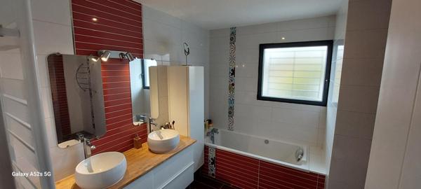 Bien située dans un quartier calme et résidentiel