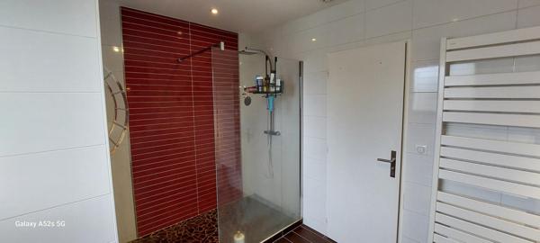 Bien située dans un quartier calme et résidentiel