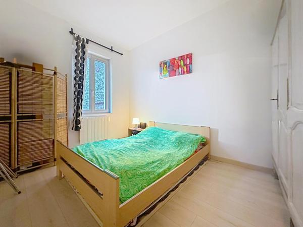 APPARTEMENT dans MAISON 38m² - COUR COMMUNE - CAVE