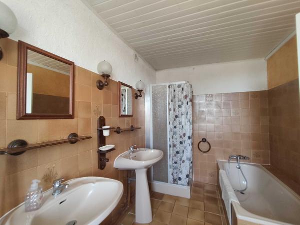 SPACIEUSE MAISON DE CAMPAGNE - PROCHE DE CHASSENEUIL