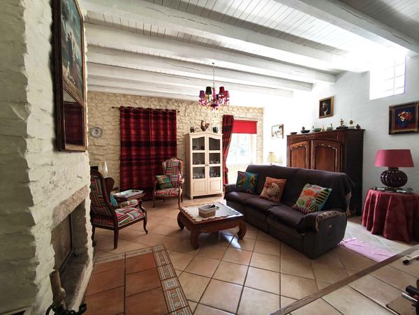 SPACIEUSE MAISON DE CAMPAGNE - PROCHE DE CHASSENEUIL