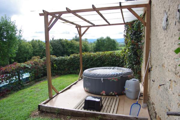 Saint-Pierre-la-Noaille (42190) 7 kms de Charlieu corps de ferme sur 5 hectares