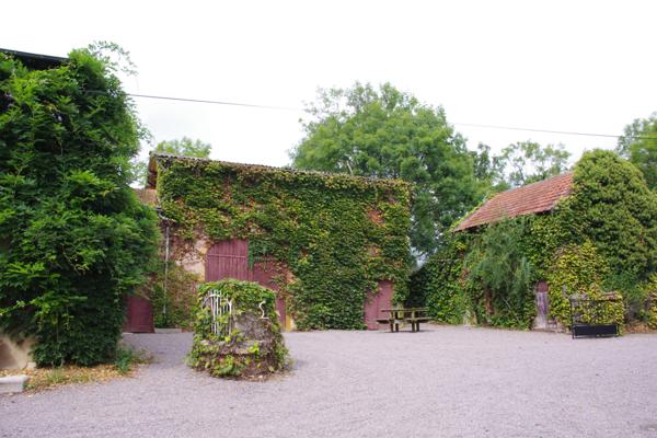 Saint-Pierre-la-Noaille (42190) 7 kms de Charlieu corps de ferme sur 5 hectares