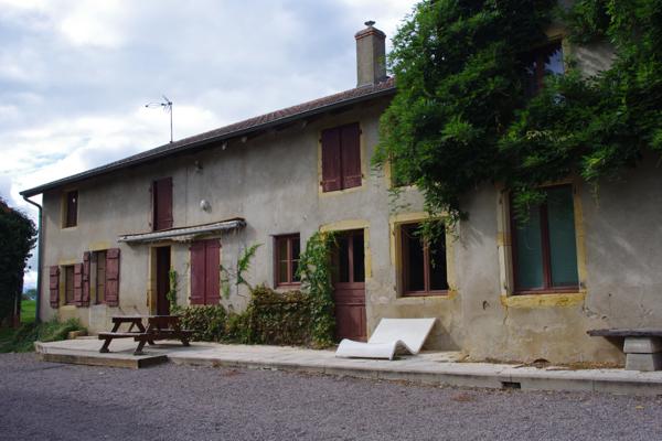 Saint-Pierre-la-Noaille (42190) 7 kms de Charlieu corps de ferme sur 5 hectares