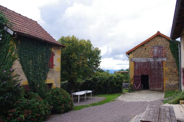 Saint-Pierre-la-Noaille (42190) 7 kms de Charlieu corps de ferme sur 5 hectares