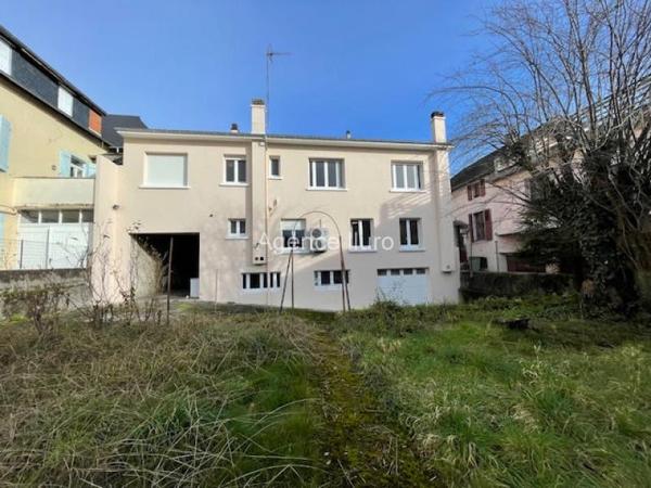 Immeuble locatif - Oloron-sainte-marie - Réf.:205365 OLORON CENTRE-VILLE - IMMEUBLE COMPOSE D'UN LOCAL ET D'UN GRAND APPARTEMENT AVEC CAVES, GARAGE ET JARDIN A L'ARRIERE -