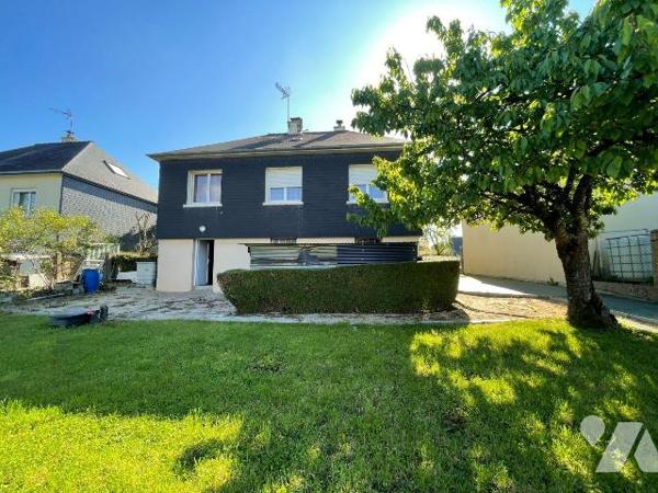 A VENDRE à Vitré, venez découvrir cette maison d'environ 80 m² comprenant sur un même niveau : ...