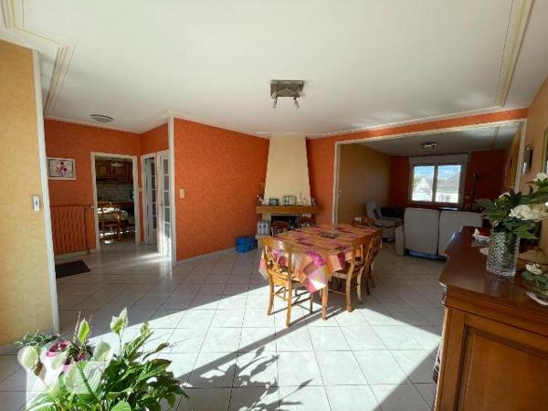 A VENDRE à Vitré, venez découvrir cette maison d'environ 80 m² comprenant sur un même niveau : ...