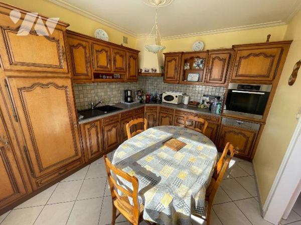 A VENDRE à Vitré, venez découvrir cette maison d'environ 80 m² comprenant sur un même niveau : ...